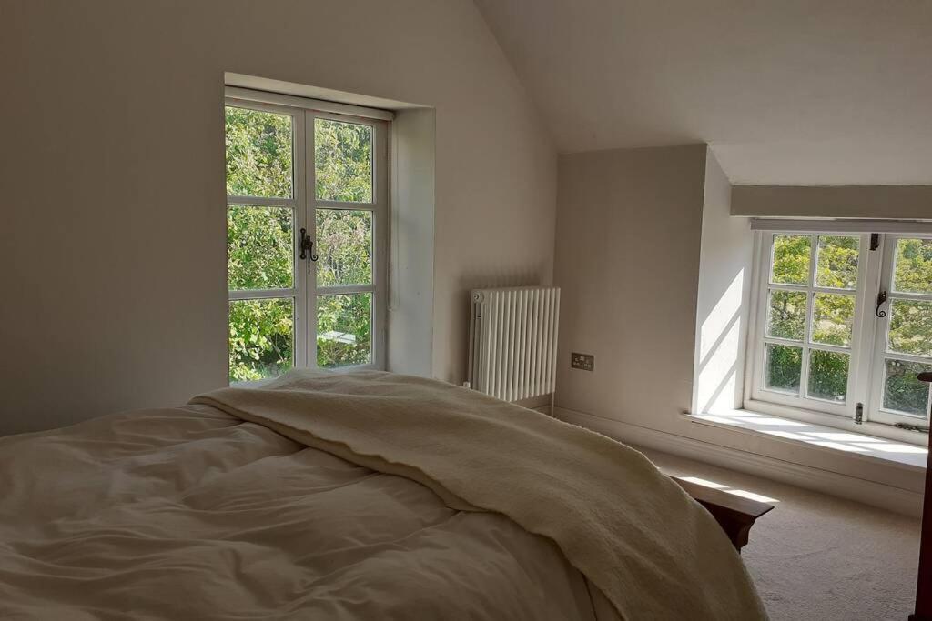 Characterful Cottage Adjacent To An Orchard Brockley Exterior photo