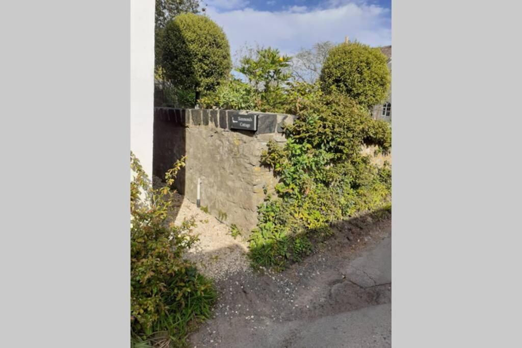 Characterful Cottage Adjacent To An Orchard Brockley Exterior photo