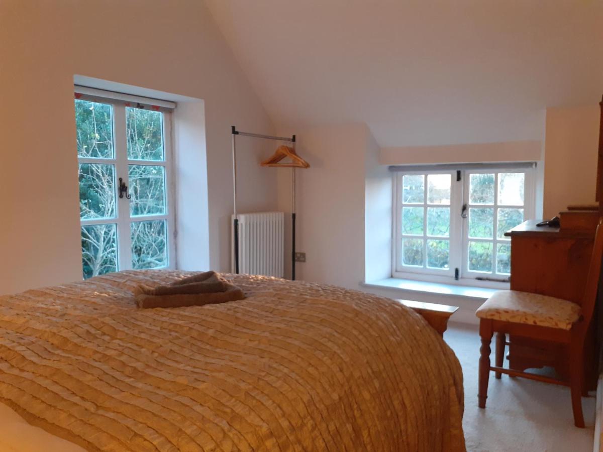 Characterful Cottage Adjacent To An Orchard Brockley Exterior photo